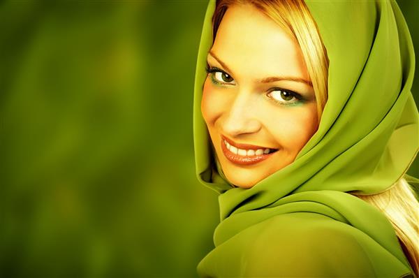 زن محجبه باحجاب بلوند جذاب با آرایش و روسری سبز عکاسی تبلیغاتی