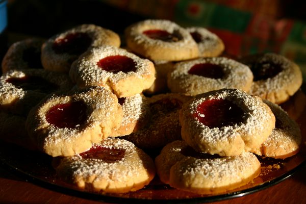 کوکی های کریسمس دستور پخت سنتی آلمانی به نام چشمان فرشته