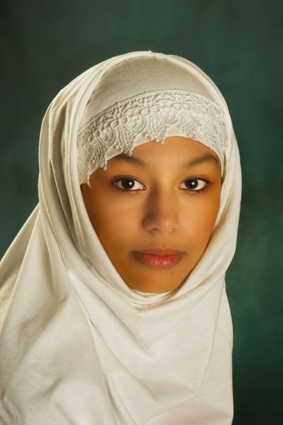زن جوان مراکشی با چادر سفید