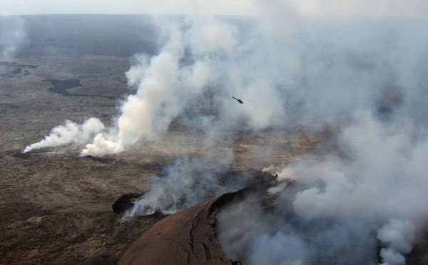 هلیکوپتر بر فراز آتشفشان Kilauea در پارک ملی آتشفشان هاوایی در جزیره بزرگ