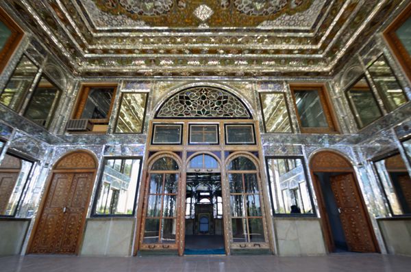 شیراز ایران أ‚أ‚؟ 9 اکتبر موزه نارنجستان در 9 اکتبر 2013 در شیراز ایران موزه نارنجستان به خاطر راهروی آینه‌کاری شده ورودی غرفه که بین سال‌های 1879 تا 1886 ساخته شد شهرت دارد