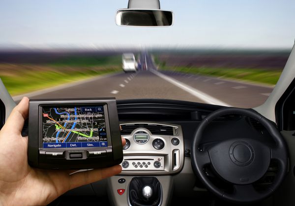 سیستم ناوبری وسیله نقلیه GPS در دست انسان