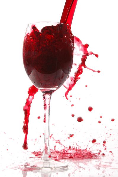 شراب قرمز را در لیوان بریزید