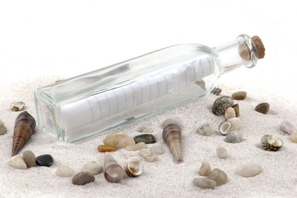 پیام در یک بطری که در ساحل شسته شده است