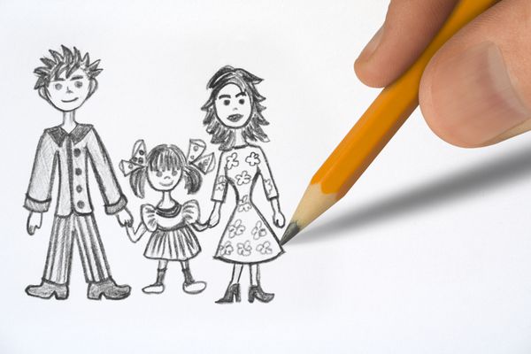 نقاشی خانواده شاد مداد در دست نزدیک