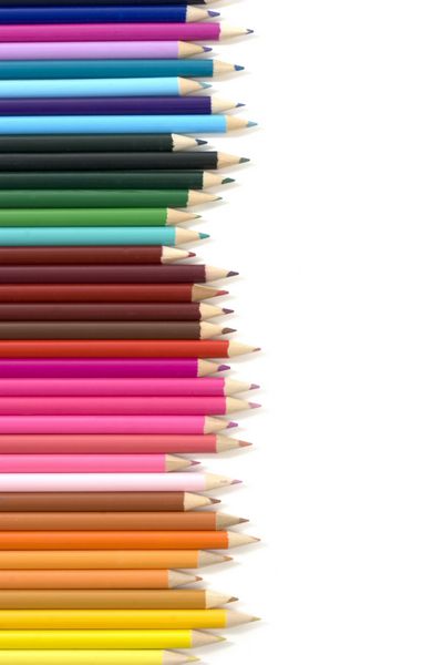 مداد رنگی مداد رنگی در رنگ های چرخه رنگ در زمینه سفید چیده شده است