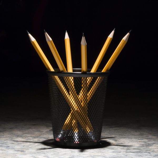 گروهی از مدادها در یک جا مداد مشبک سیمی