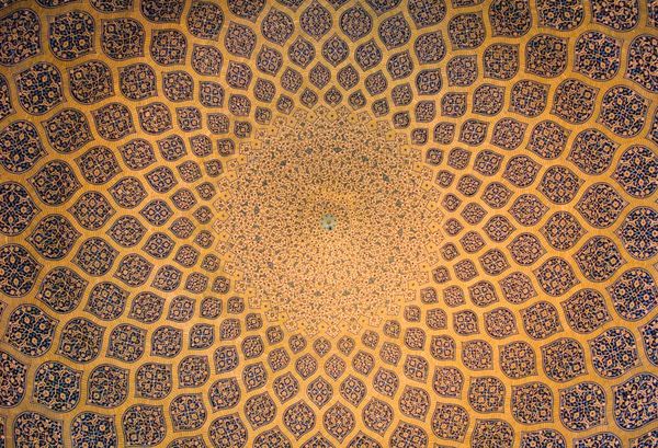 گنبد مسجد تزیینات شرقی از اصفهان ایران
