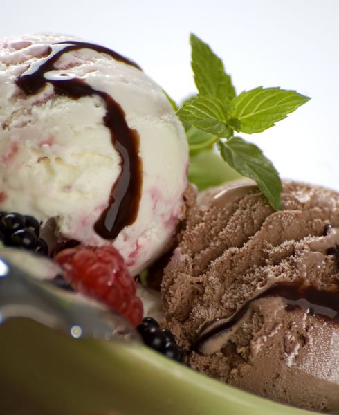 میوه یک بستنی شکلاتی با نعنا از نزدیک عکس بگیرید