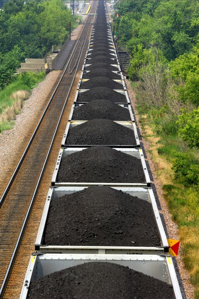 قطار زغال سنگ در غرب میانه در حال حرکت است
