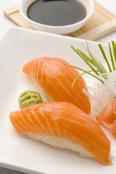 سوشی ماهی قزل آلا از نزدیک روی ظرف سفید