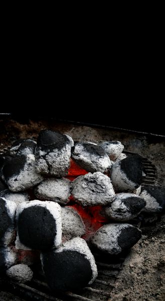 زغال سنگ برای BBQ ایزوله شده روی مشکی
