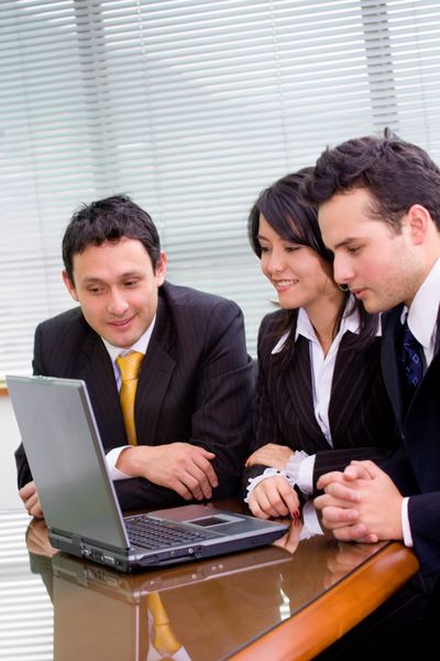 تیم تجاری در یک کامپیوتر لپ تاپ اداری - جلسه
