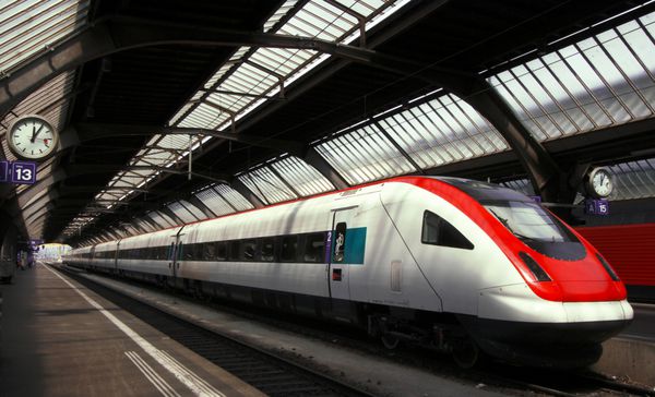 قطار مسافرتی مدرن و سریع در داخل انبار یا ایستگاه راه آهن در اروپا