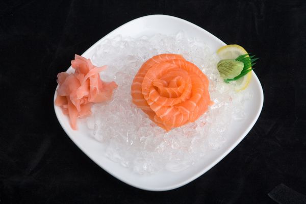 ماهی قزل آلا ساشیمی در یخ گل شد