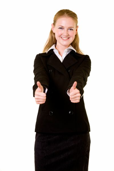 زن بور و جوان جذاب که کت و دامن کت و شلوار تجاری با دو انگشت شست بالا با حالت خنده پوشیده است