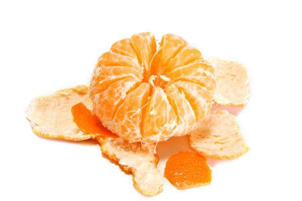 نارنگی رسیده نارنجی در پس زمینه سفید