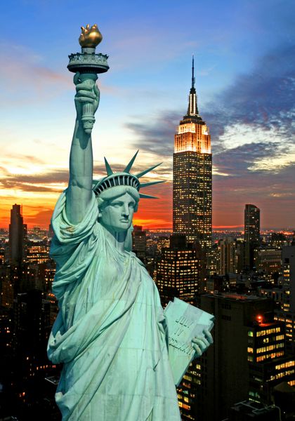 مجسمه آزادی و خط افق شهر نیویورک در تاریکی
