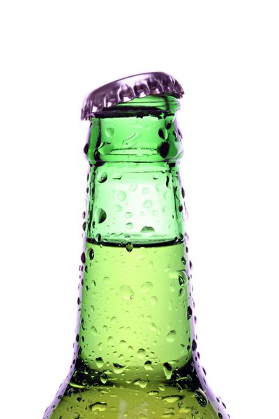 بطری آبجو با قطرات آب نمای نزدیک بطری سبز جدا شده روی سفید