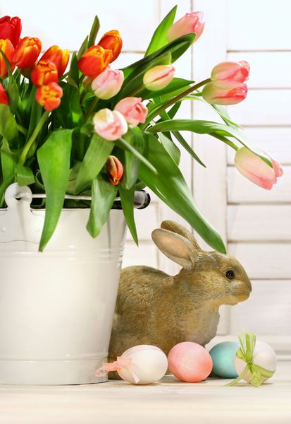 گلدان لاله با خرگوش روی پیشخوان