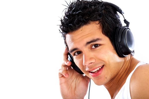 مردی در حال گوش دادن به موسیقی با لبخند و شاد به نظر می رسد که در پس زمینه سفید جدا شده است