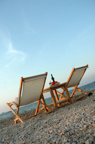 صندلی چوب ساج در ساحل