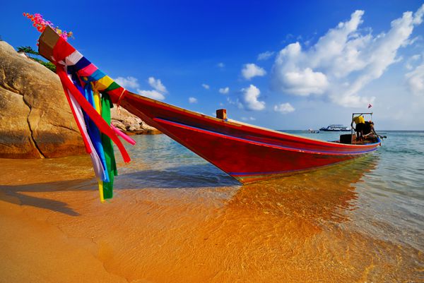 قایق سنتی تایلندی دم دراز در ساحل