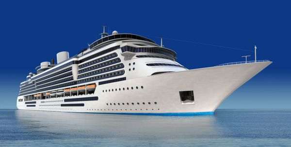 کشتی تفریحی سفید لوکس در یک روز صاف با دریاهای آرام و آسمان آبی در زاویه سطح آب عکس گرفته شده است