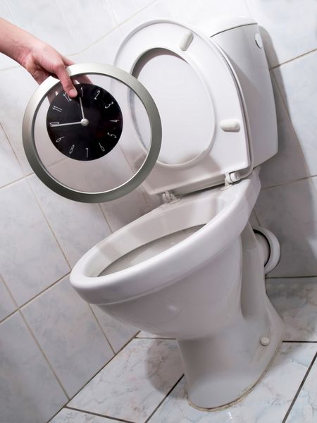ساعت پرتاب عقربه ای در یک کاسه توالت وقت خود را در توالت بگذرانید