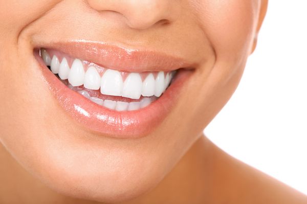 دهان زن خندان با دندان های عالی روی پس زمینه سفید