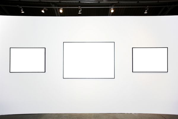 سه قاب خالی روی دیوار سفید در موزه