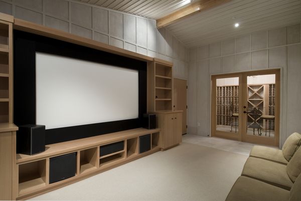 سینمای خانگی با اتاق مزه شراب صفحه نمایش بزرگ کابینت های چوبی