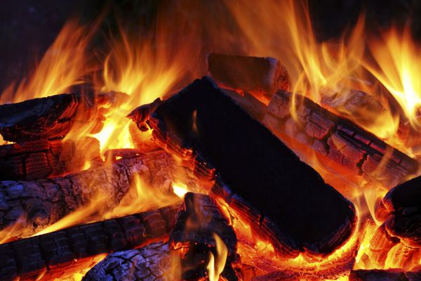 چوبی که روی آتشی با شعله های داغ سرخ می سوزد