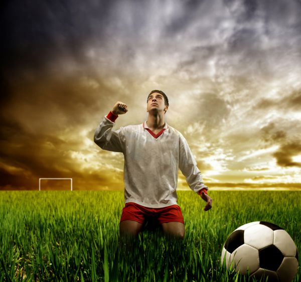 یک بازیکن فوتبال در زمین چمن
