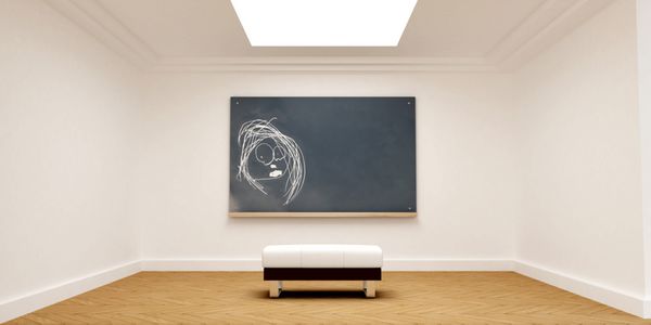 یک کودک روی تخته سیاه روی یک اتاق تقریبا خالی نقاشی می کند