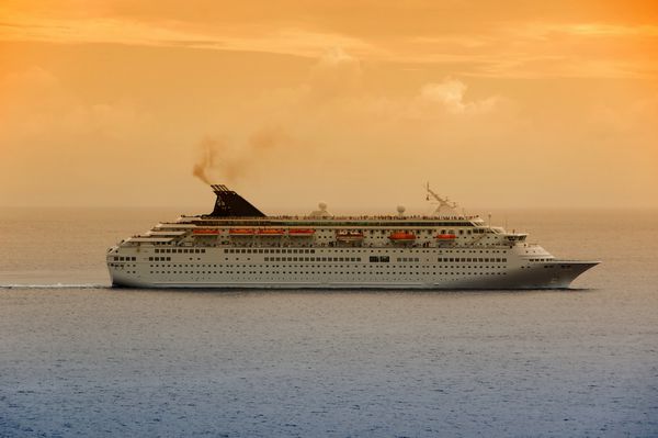 کشتی اقیانوس پیمای مدرن در دریای کارائیب به استقبال طلوع خورشید می پردازد