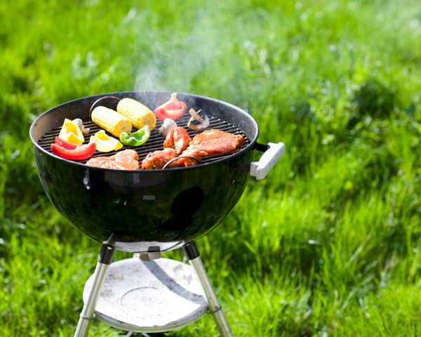کباب کردن در آخر هفته تابستان تهیه گوشت و سبزیجات تازه روی گریل