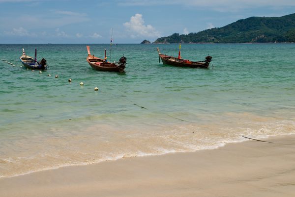 سه قایق چوبی در ساحل پاتونگ پوکت تایلند