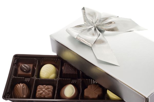 شکلات و جعبه کادویی با پاپیون