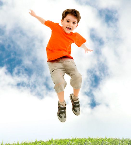 عکس پسر جوان در حال پریدن و بالا بردن دست ها در بیرون