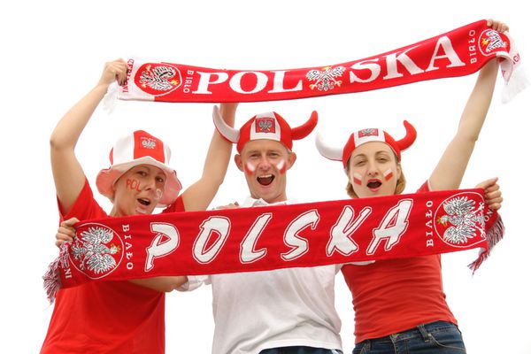 سه هوادار جوان فوتبال لهستانی با تی شرت کلاه و روسری رنگی ملی لهستان در حال تشویق روی پس زمینه سفید