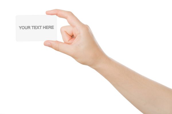 دستی که کارت ویزیت جدا شده در پس زمینه سفید را در دست گرفته است