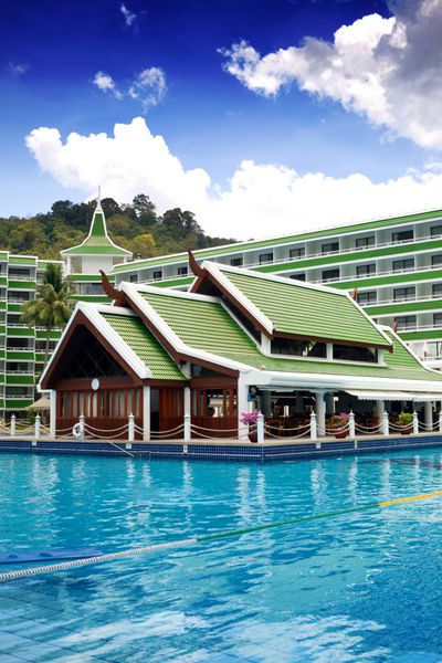 معماری زیبای تایلندی با طراحی سنتی سقف هتل استراحتگاه پوکت
