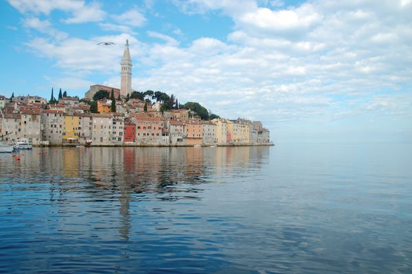 شهر Rovinj در حال آینه در دریا - کرواسی ایستریا