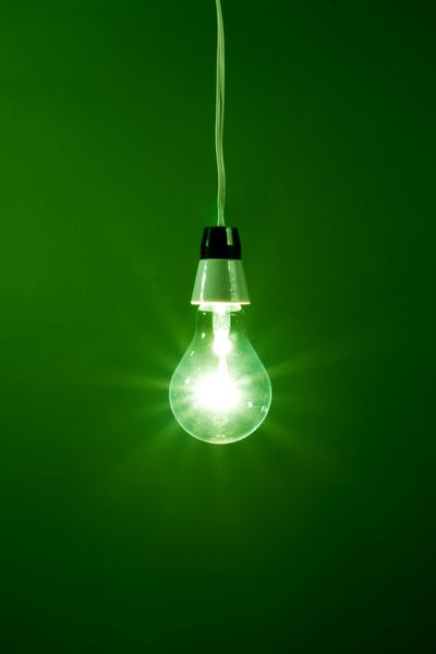 لامپ آویزان در پس زمینه سبز