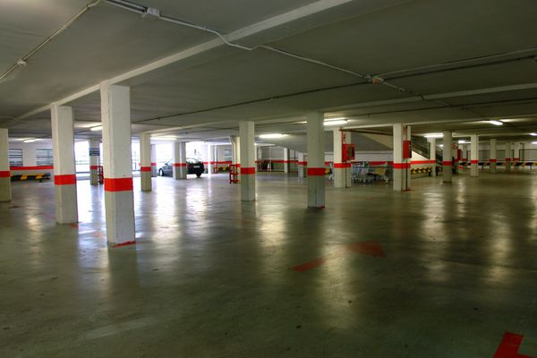 پارکینگ سوپرمارکت تقریباً خالی