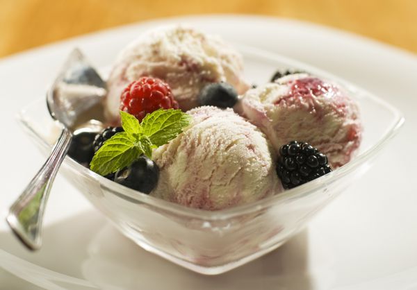 بستنی مخلوط تازه با انواع توت ها از نزدیک