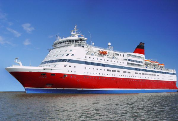 کشتی بزرگ مسافربری قرمز