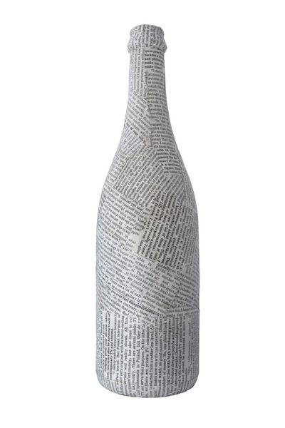 بطری روزنامه جدا شده در پس زمینه سفید شامپاین تقلبی