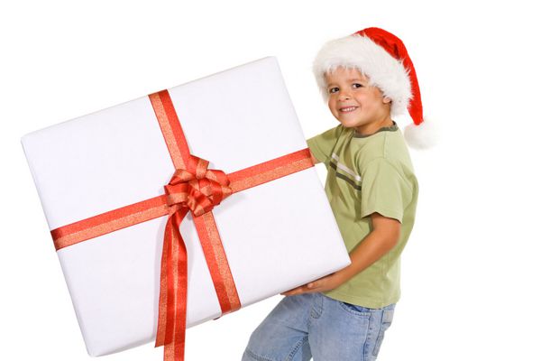 پسر شاد با کلاه کریسمس و هدیه بزرگ - ایزوله